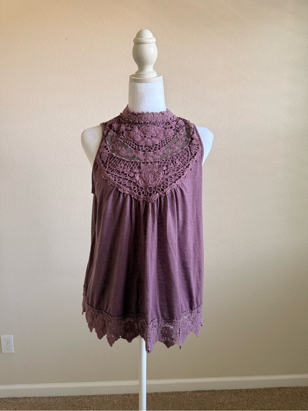 Xhilaration Mauve Crochet Yoke Sleeveless Tank medium